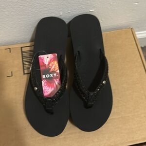 Women’s black Roxy size 8 flip flops